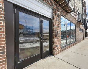 Exterior detail - Calm Couples Retreat | Designer Condo | No Stairs (Pittsburgh)