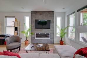 TV, fireplace - 10 minutes to Broadway! 4 bedrooms, 8 beds! (Nashville)