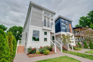 Exterior - 10 minutes to Broadway! 4 bedrooms, 8 beds! (Nashville)