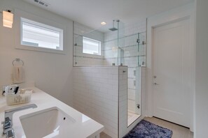 Shower, hair dryer, towels, soap - 10 minutes to Broadway! 4 bedrooms, 8 beds! (Nashville)