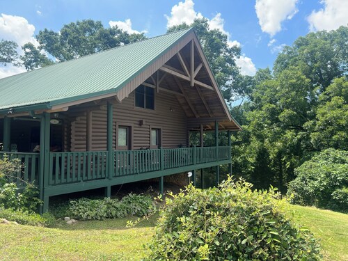 Spacious three bedroom cabin where you find peace in the middle of Struggleville