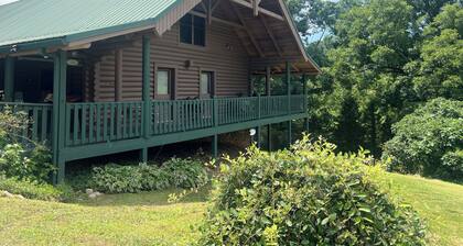 Spacious three bedroom cabin where you find peace in the middle of Struggleville
