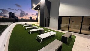 A rooftop lounge area with outdoor seating and a cityscape view. - Luxury Condo 2BR/2BA Downtown Miami 905 (Miami)