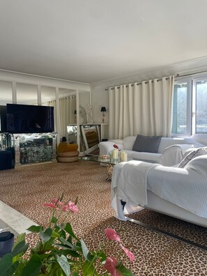 Living area - Villa on the banks of the Marne, spacious and bright, swimming pool, sauna, near RER station (Chennevières-sur-Marne)