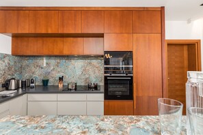 Four à micro-ondes, un four, surface de cuisson, lave-vaisselle