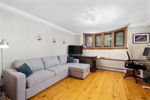 Living area - Comfortable Plateau Apartment with Work Space (Montréal)