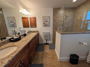 Hair dryer, towels, soap, shampoo - Charming 3-bedroom house with AC in Englewood, heated pool, 5 miles to beach (Englewood)