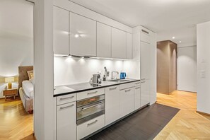 Fridge, microwave, oven, stovetop - Stylish Apartment with Fast WiFi – Steps from City Center (Zürich)