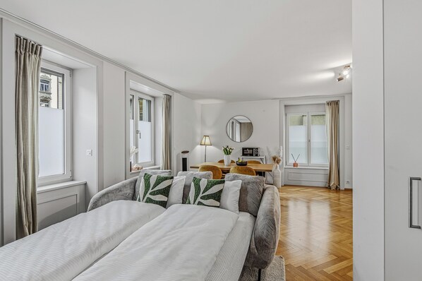 Iron/ironing board, travel cot, free WiFi, bed sheets - Stylish Apartment with Fast WiFi – Steps from City Center (Zürich)