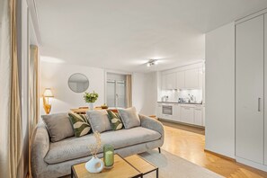 Smart TV, books - Stylish Apartment with Fast WiFi – Steps from City Center (Zürich)