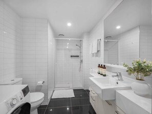 Shower, towels, shampoo - Stunning 2-Bed Apartment with City Views (Southbank)