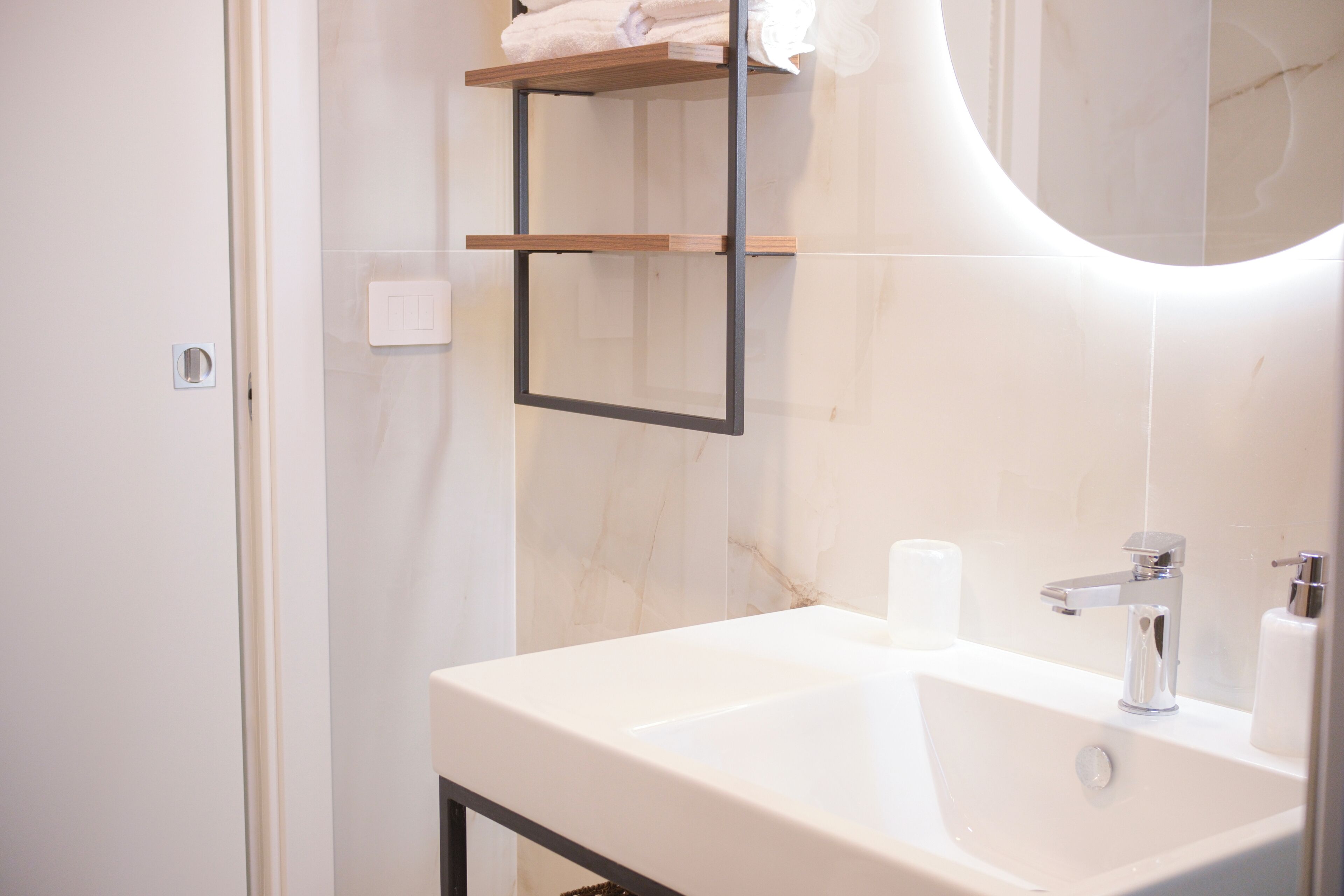 Douche, sèche-cheveux, bidet, serviettes fournies