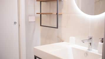 Douche, sĂšche-cheveux, bidet, serviettes fournies