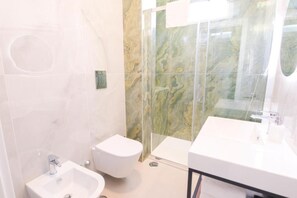 Dusche, Haartrockner, Bidet, Handtücher