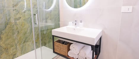 Ducha, secador de pelo, bidé y toallas