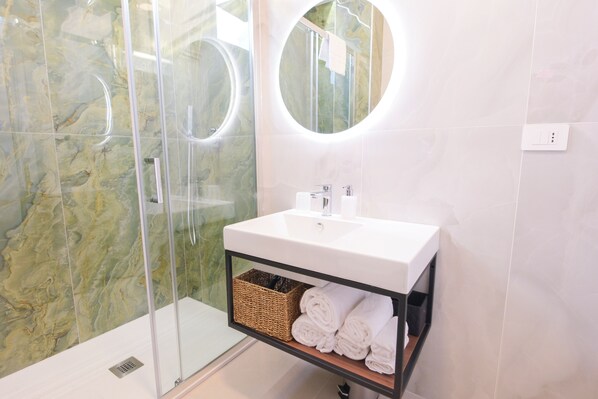 Regadera, secadora de cabello, bidet, toallas 