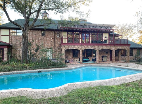 The Castle Hideaway-16+Pool-College Station TX-5 bedrooms-10 beds-3.5 baths
