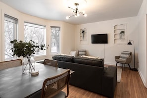 Interior - Home-Style 1BR Near HSC | Free Parking (Winnipeg)