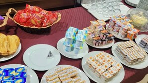 A buffet table with various food items and beverages. - Le Numidien - Aeroport (Algiers)