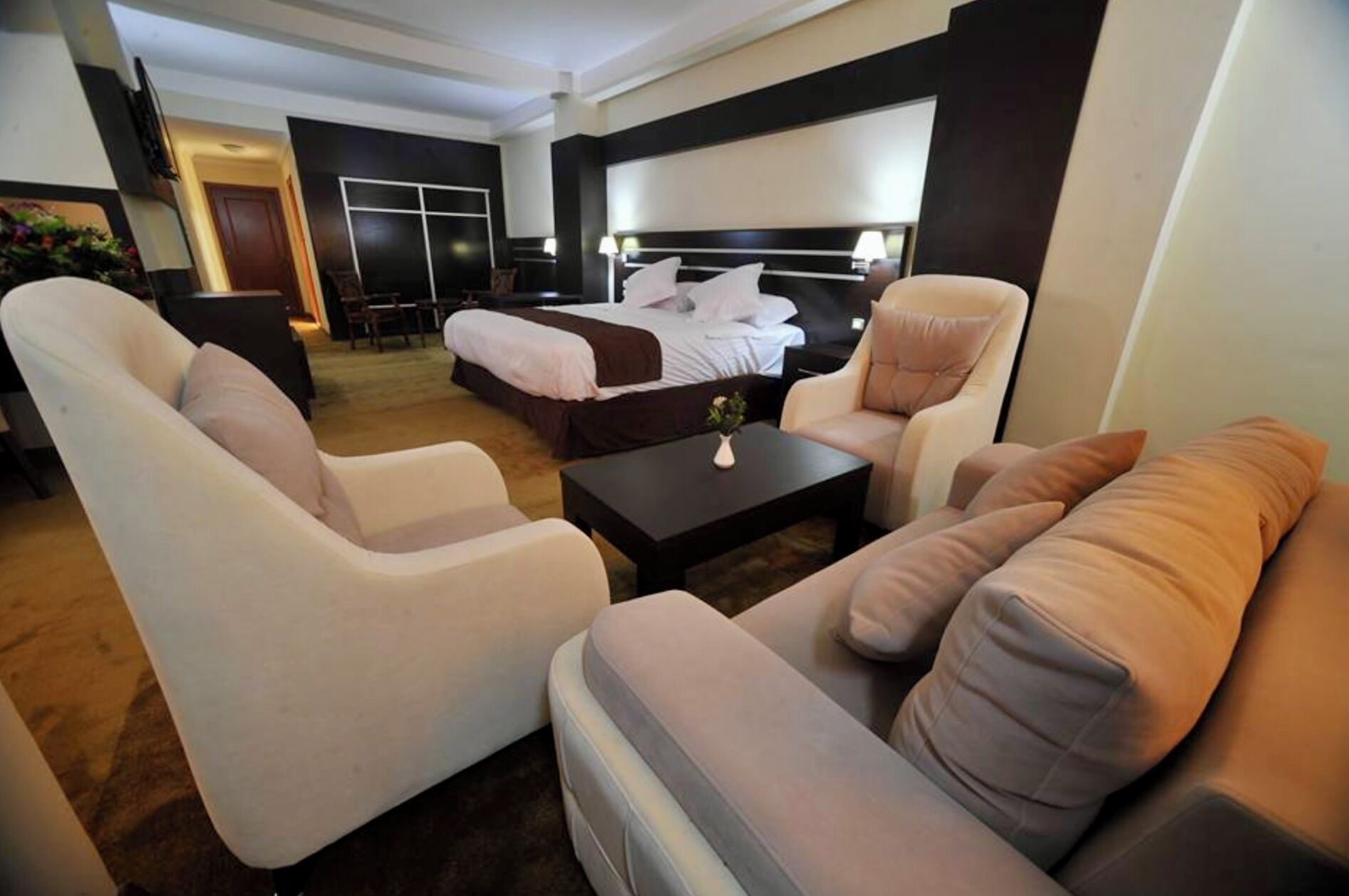 Minibar, escritorio y espacio para trabajar con laptop 