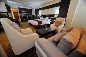 Minibar, escritorio y espacio para trabajar con laptop 