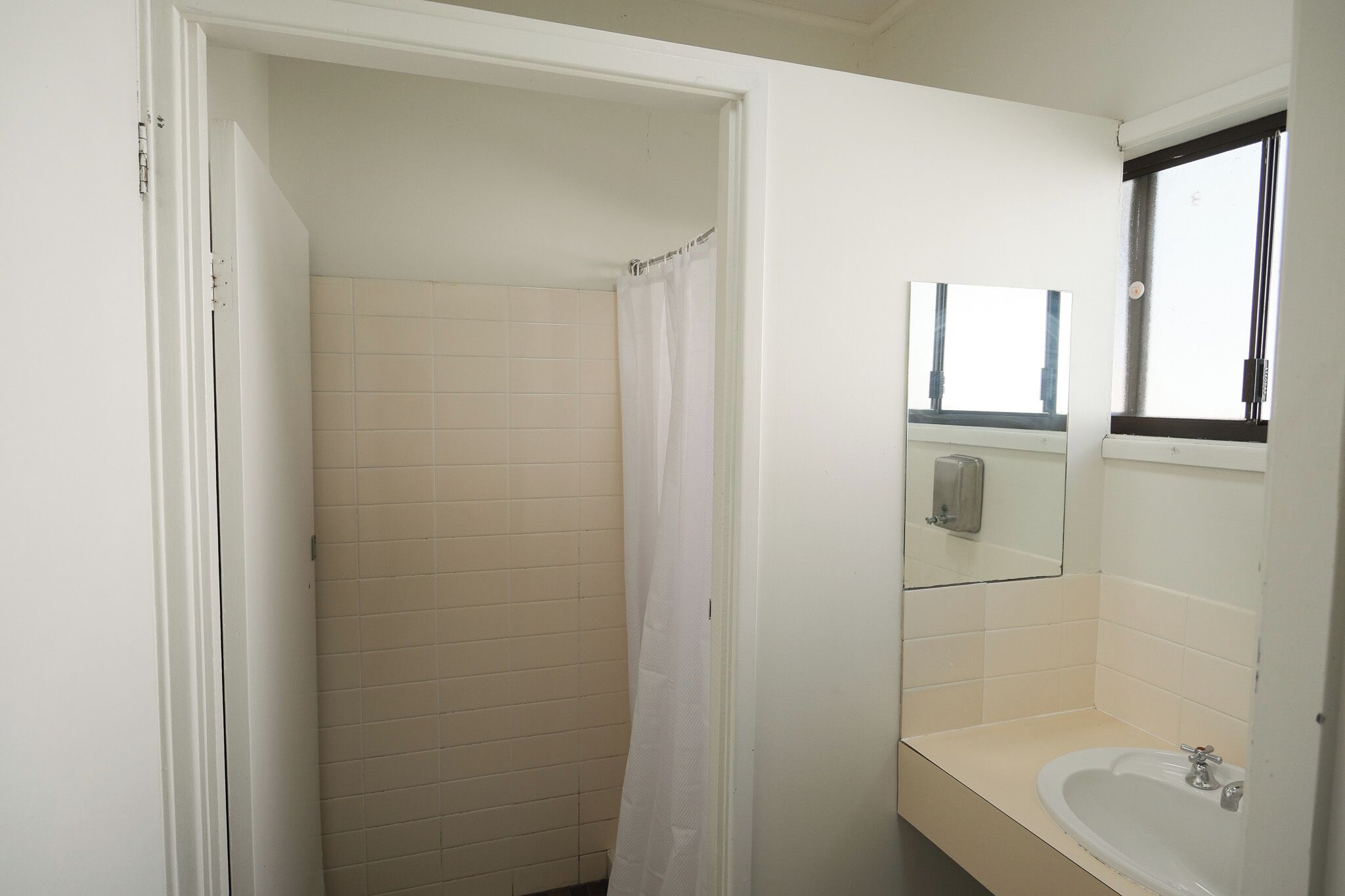 Un baño con ducha, inodoro y lavamanos.