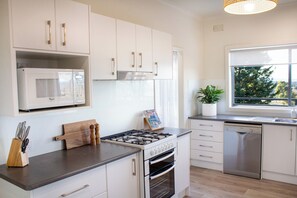 House, 6 Bedrooms, Mountain View | Private kitchen - Bathurst Goldfields Resort  (Mount Panorama)