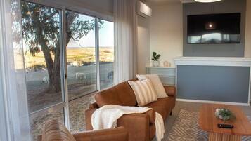 House, 6 Bedrooms, Mountain View | Living area