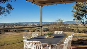 House, 6 Bedrooms, Mountain View | Outdoor dining