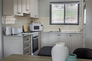 House, 4 Bedrooms, Garden View | Private kitchen - Bathurst Goldfields Resort  (Mount Panorama)