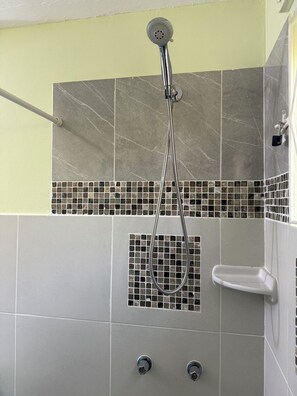 Douche, séchoir à cheveux, serviettes fournies, savon