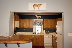 Microwave, oven, stovetop, dishwasher - Ranch House- peaceful prairie escape (Colby)