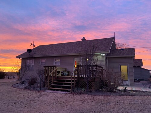 Ranch House- peaceful prairie escape