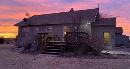 Ranch House- peaceful prairie escape
