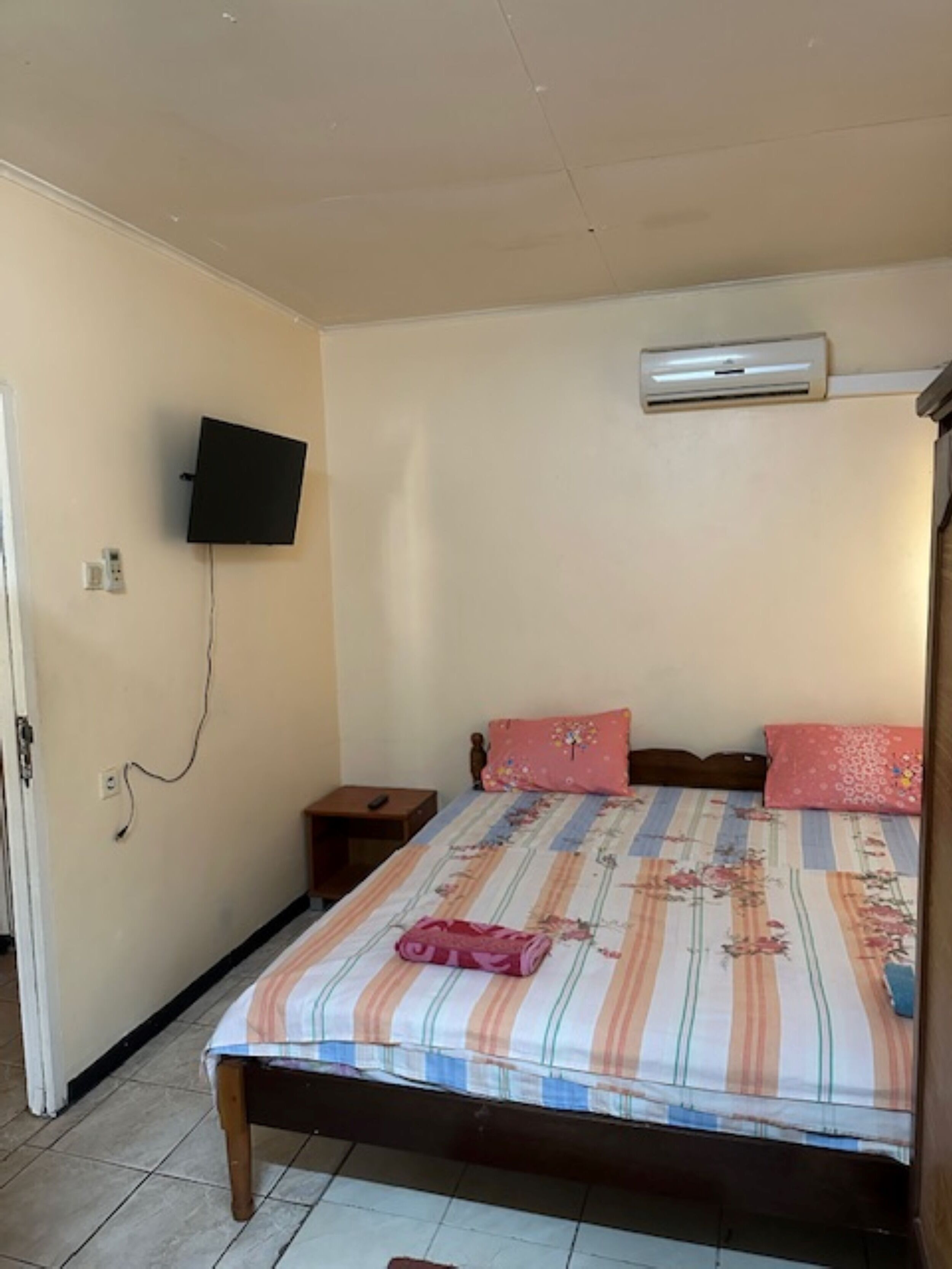 Minibar, meja kerja, ruang kerja ramah laptop, dan Wi-Fi gratis