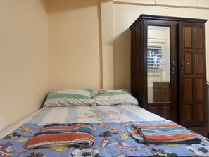 Minibar, meja kerja, ruang kerja ramah laptop, dan Wi-Fi gratis