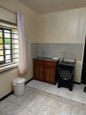 Fridge, microwave, oven, stovetop - Hotel Mangueira (Paramaribo)