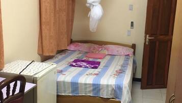 Minibar, muebles diferentes y escritorio