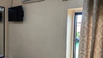 Minibar, desk, laptop workspace, free WiFi