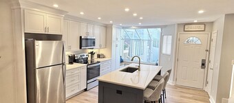 Beachwalk 165 - Renovated villa just steps from beach & pool in Shipyard HHI