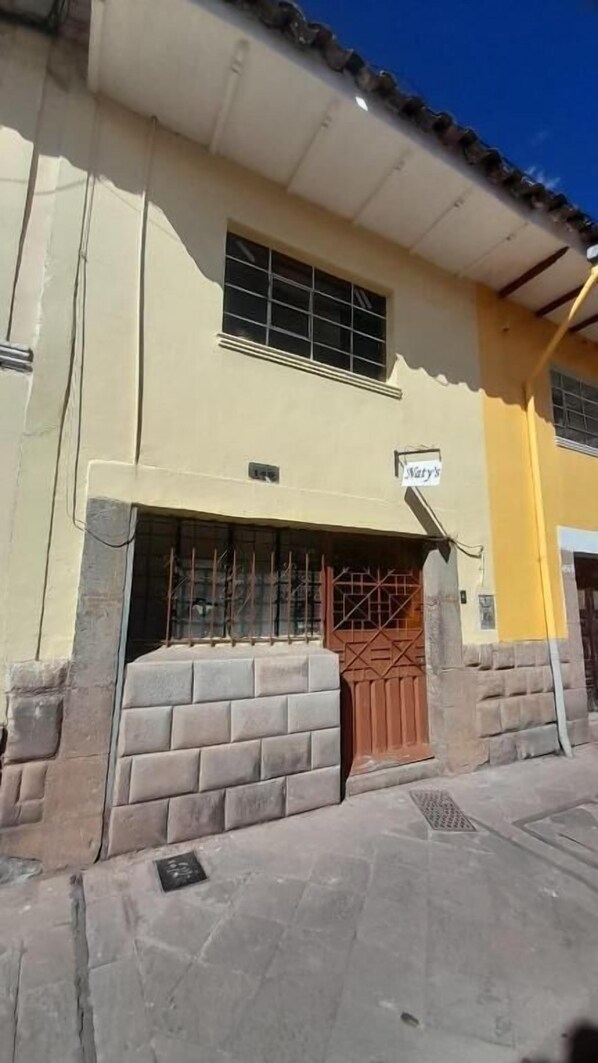Exterior detail - Natys guest house (Cusco)