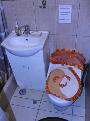 Eenvoudige tweepersoonskamer | Badkamer