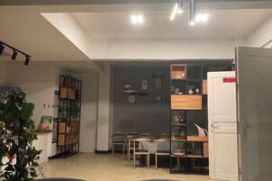 Um interior moderno com área de jantar, cozinha e armários.