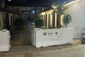 Una entrada con puerta y reja a un edificio, con un letrero que dice 'FCYS'.