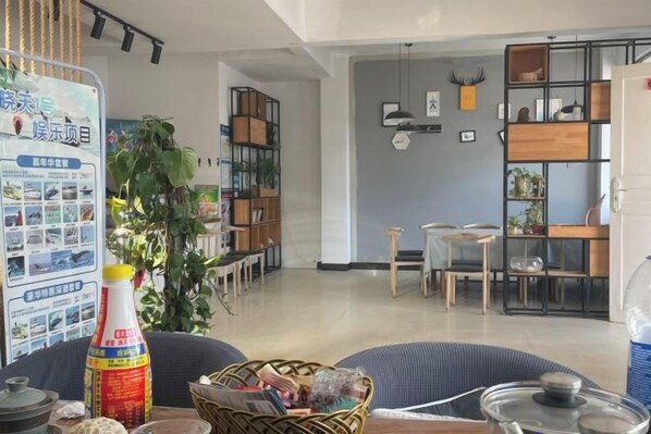 Un interior moderno con comedor, estantería y un tablón de anuncios.