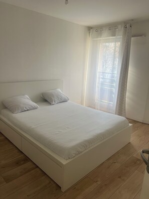 1 bedroom, iron/ironing board, travel cot, free WiFi - LARGE, BRIGHT APARTMENT (Rosny-sous-Bois)
