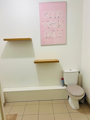 Regadera, jabón, papel de baño 