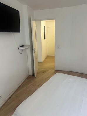 1 habitación, tabla de planchar con plancha y cuna de viaje 