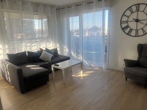 Smart TV - LARGE, BRIGHT APARTMENT (Rosny-sous-Bois)