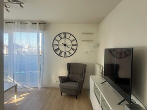 Smart TV - LARGE, BRIGHT APARTMENT (Rosny-sous-Bois)